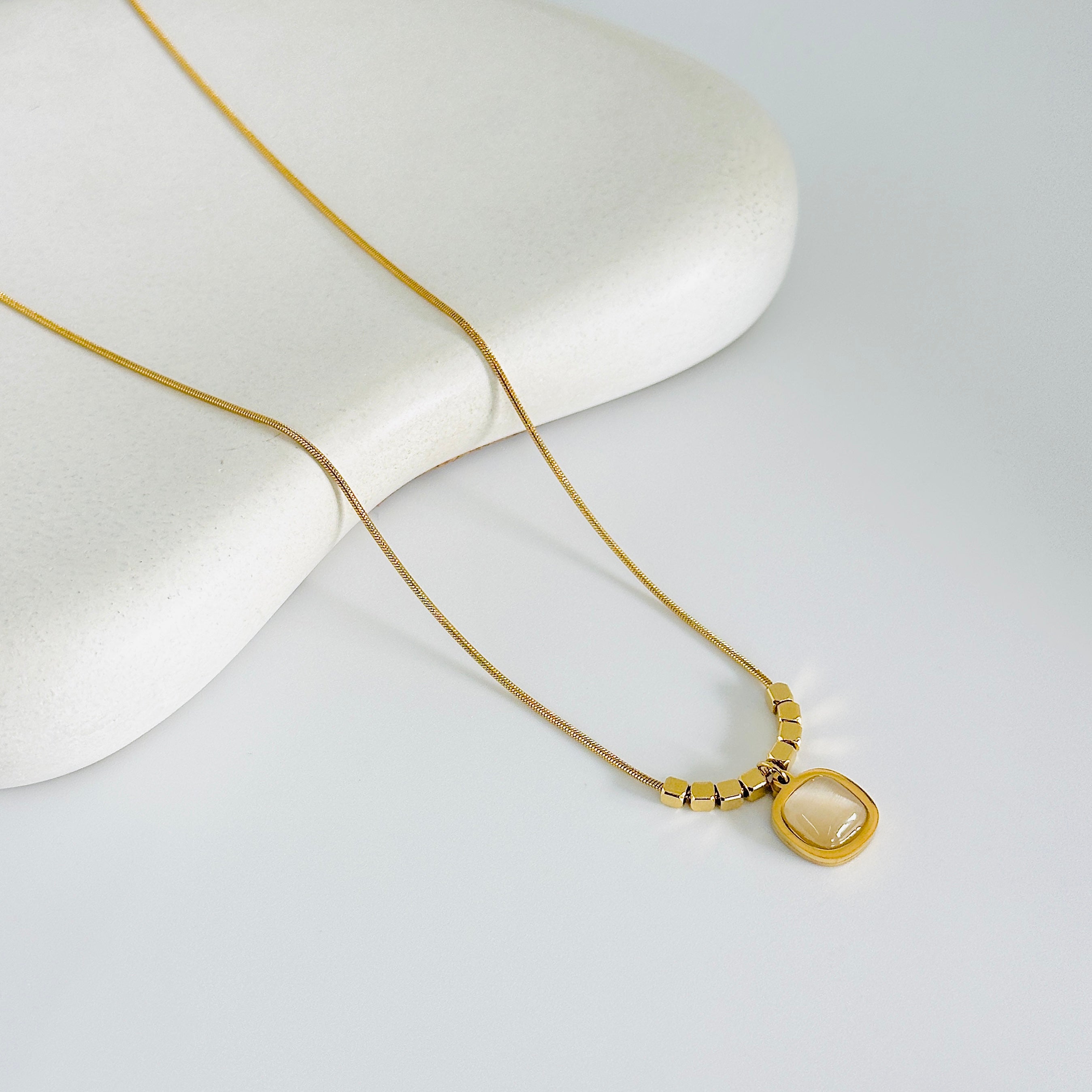 Vera Elegant Gold Necklace