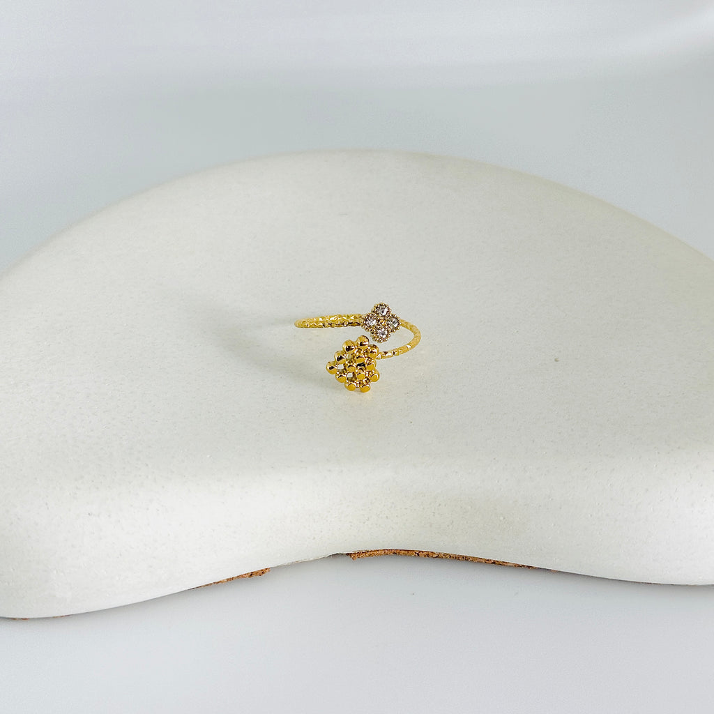 Daisy Heart Stone Gold Ring (Adjustable size)