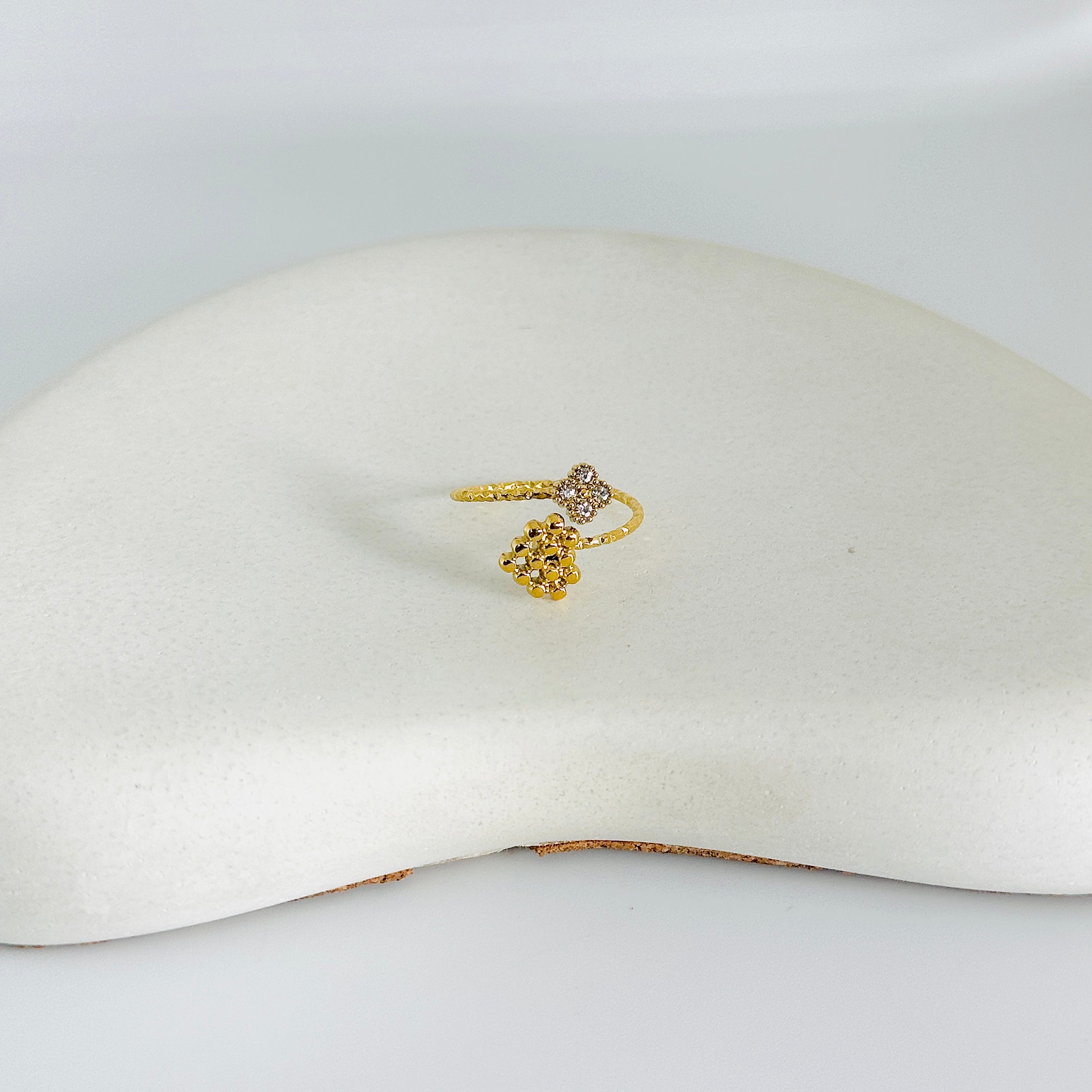 Daisy Heart Stone Gold Ring (Adjustable size)