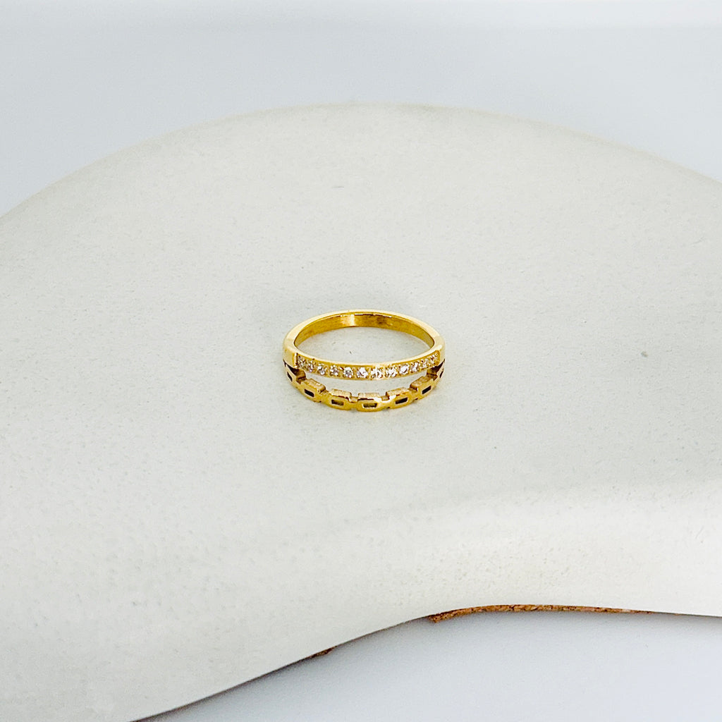 Zoya Elegance Gold Ring