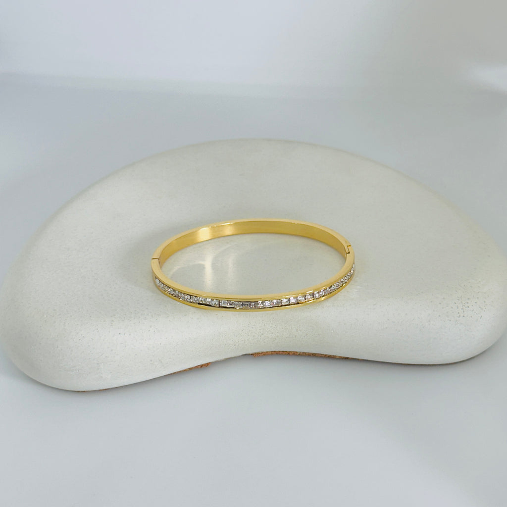 Nessa Stones Gold Bangle Bracelet (Free Size)