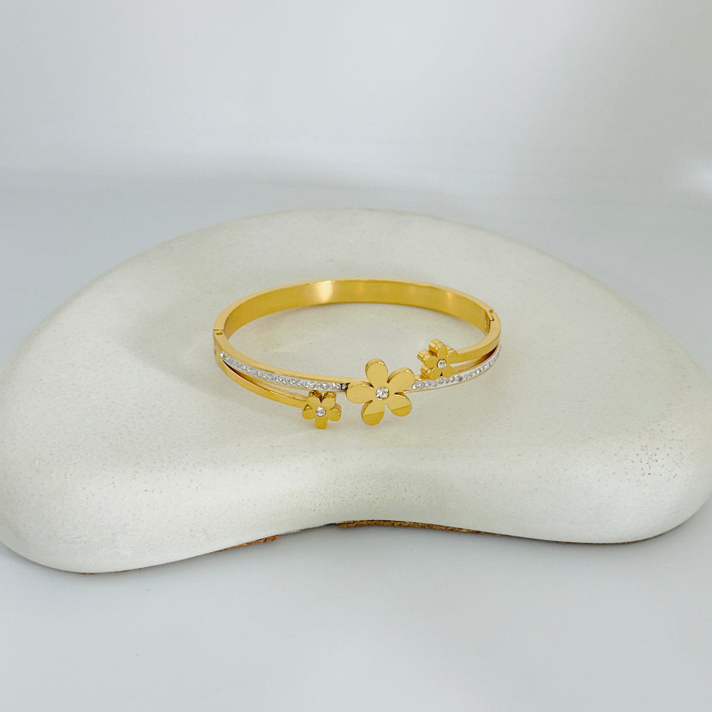 Daisy Stones Gold Bangle Bracelet (Free Size)